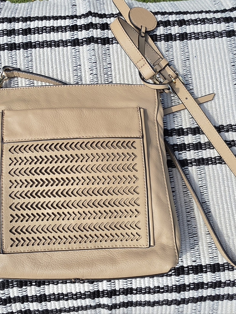 Tommy Bahama leather crossbody - Picture 4 of 6